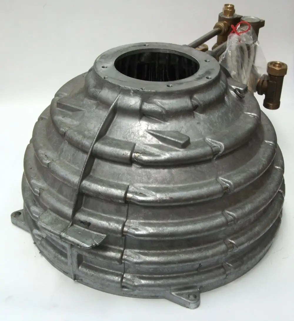 Metallisches Gehäuse von Daikin, kugelförmig mit geriffelter Oberfläche und Anschlussleitungen. Eignet sich für Heizsysteme.